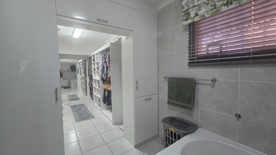 4 Bedroom Property for Sale in Safari Gardens North West